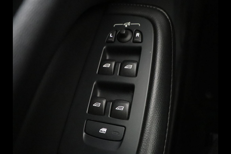 Volvo V60 2.0 B3 Momentum Business | Panoramadak | Cruise control | Stuur/stoel verwarming | Trekhaak | Head-up | Harman/Kardon | Climate control | Camera | Park assist