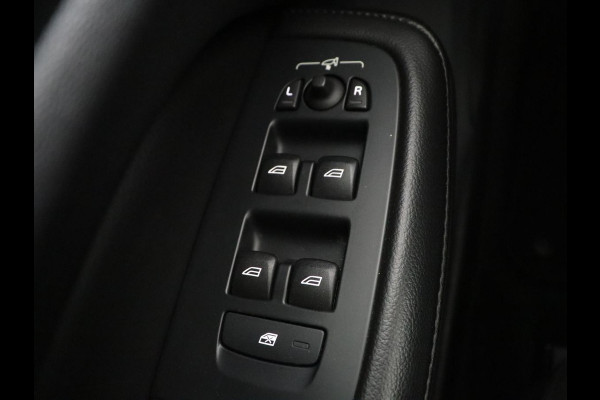 Volvo V60 2.0 B3 Momentum Business | Panoramadak | Cruise control | Stuur/stoel verwarming | Trekhaak | Head-up | Harman/Kardon | Climate control | Camera | Park assist