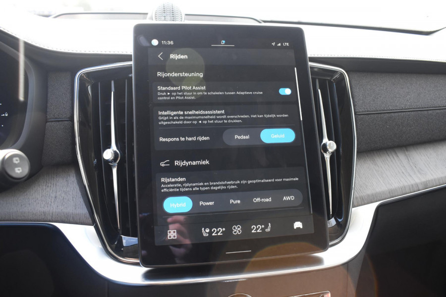 Volvo XC90 T8 455PK Plug-in hybrid AWD Ultra Dark / Bowers & Wilkins / Luchtvering / Head-Up Display / 360 Camera / Massagestoelen / Elektrisch bedienbare stoelen met geheugen / Stoelventilatie / Nappaleder / Elektrisch uitklapbare trekhaak / Gelamineerde ruiten