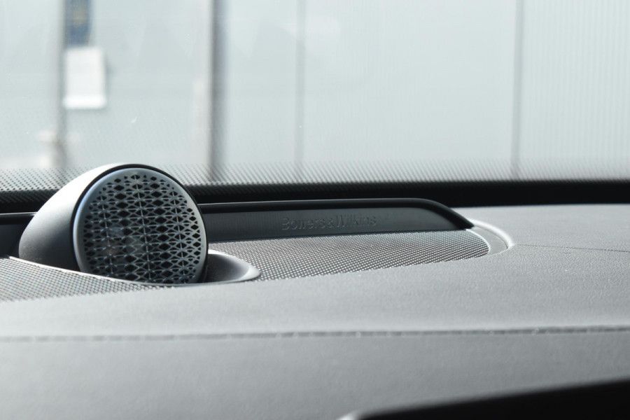 Volvo XC90 T8 455PK Plug-in hybrid AWD Ultra Dark / Bowers & Wilkins / Luchtvering / Head-Up Display / 360 Camera / Massagestoelen / Elektrisch bedienbare stoelen met geheugen / Stoelventilatie / Nappaleder / Elektrisch uitklapbare trekhaak / Gelamineerde ruiten