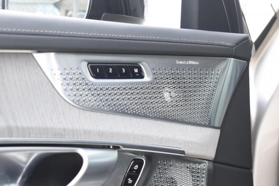 Volvo XC90 T8 455PK Plug-in hybrid AWD Ultra Dark / Bowers & Wilkins / Luchtvering / Head-Up Display / 360 Camera / Massagestoelen / Elektrisch bedienbare stoelen met geheugen / Stoelventilatie / Nappaleder / Elektrisch uitklapbare trekhaak / Gelamineerde ruiten