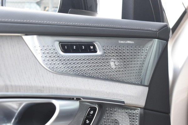 Volvo XC90 T8 455PK Plug-in hybrid AWD Ultra Dark / Bowers & Wilkins / Luchtvering / Head-Up Display / 360 Camera / Massagestoelen / Elektrisch bedienbare stoelen met geheugen / Stoelventilatie / Nappaleder / Elektrisch uitklapbare trekhaak / Gelamineerde ruiten