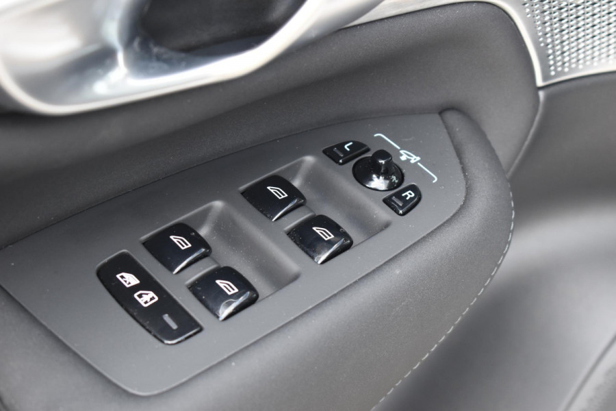 Volvo XC90 T8 455PK Plug-in hybrid AWD Ultra Dark / Bowers & Wilkins / Luchtvering / Head-Up Display / 360 Camera / Massagestoelen / Elektrisch bedienbare stoelen met geheugen / Stoelventilatie / Nappaleder / Elektrisch uitklapbare trekhaak / Gelamineerde ruiten