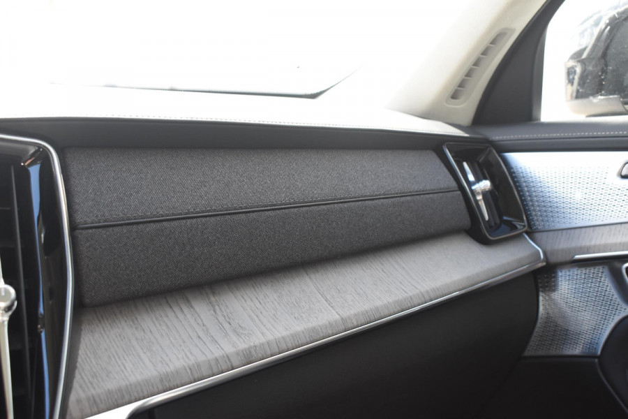 Volvo XC90 T8 455PK Plug-in hybrid AWD Ultra Dark / Bowers & Wilkins / Luchtvering / Head-Up Display / 360 Camera / Massagestoelen / Elektrisch bedienbare stoelen met geheugen / Stoelventilatie / Nappaleder / Elektrisch uitklapbare trekhaak / Gelamineerde ruiten