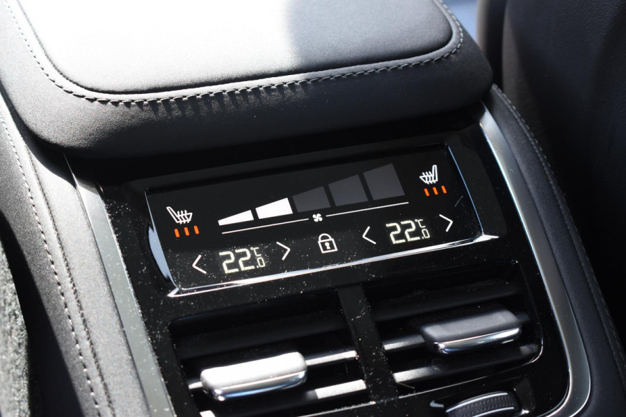 Volvo XC90 T8 455PK Plug-in hybrid AWD Ultra Dark / Bowers & Wilkins / Luchtvering / Head-Up Display / 360 Camera / Massagestoelen / Elektrisch bedienbare stoelen met geheugen / Stoelventilatie / Nappaleder / Elektrisch uitklapbare trekhaak / Gelamineerde ruiten
