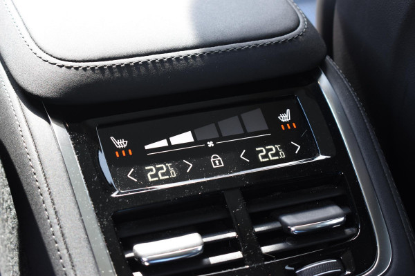 Volvo XC90 T8 455PK Plug-in hybrid AWD Ultra Dark / Bowers & Wilkins / Luchtvering / Head-Up Display / 360 Camera / Massagestoelen / Elektrisch bedienbare stoelen met geheugen / Stoelventilatie / Nappaleder / Elektrisch uitklapbare trekhaak / Gelamineerde ruiten