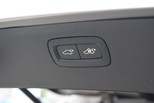 Volvo XC90 T8 455PK Plug-in hybrid AWD Ultra Dark / Bowers & Wilkins / Luchtvering / Head-Up Display / 360 Camera / Massagestoelen / Elektrisch bedienbare stoelen met geheugen / Stoelventilatie / Nappaleder / Elektrisch uitklapbare trekhaak / Gelamineerde ruiten