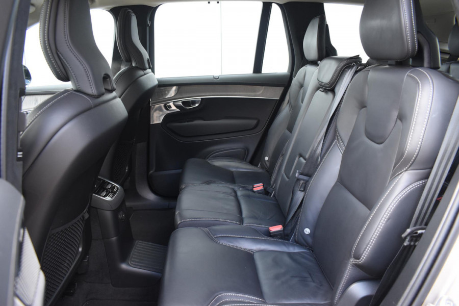 Volvo XC90 T8 455PK Plug-in hybrid AWD Ultra Dark / Bowers & Wilkins / Luchtvering / Head-Up Display / 360 Camera / Massagestoelen / Elektrisch bedienbare stoelen met geheugen / Stoelventilatie / Nappaleder / Elektrisch uitklapbare trekhaak / Gelamineerde ruiten