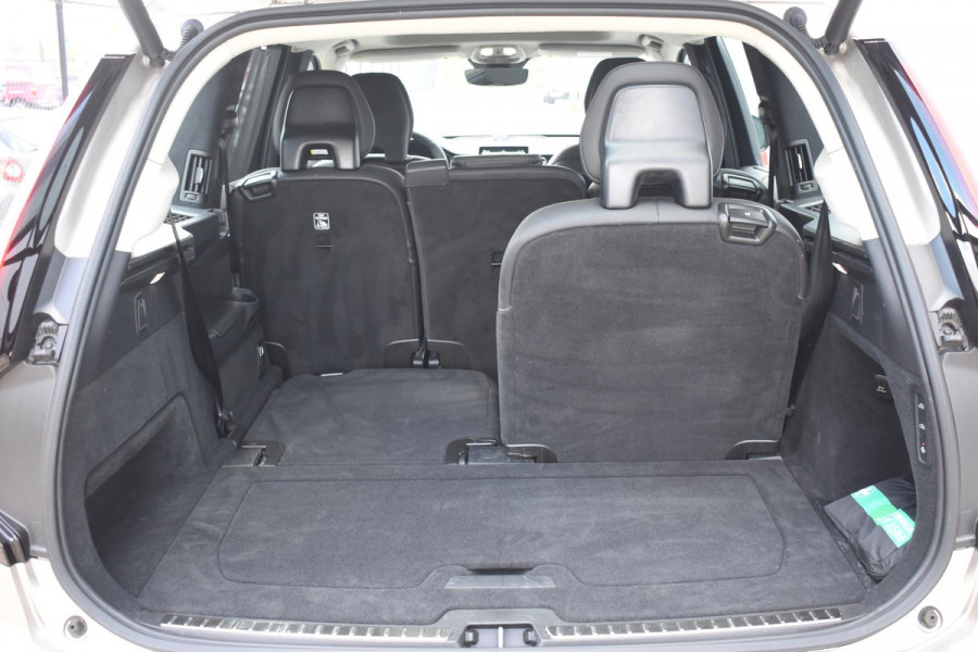 Volvo XC90 T8 455PK Plug-in hybrid AWD Ultra Dark / Bowers & Wilkins / Luchtvering / Head-Up Display / 360 Camera / Massagestoelen / Elektrisch bedienbare stoelen met geheugen / Stoelventilatie / Nappaleder / Elektrisch uitklapbare trekhaak / Gelamineerde ruiten