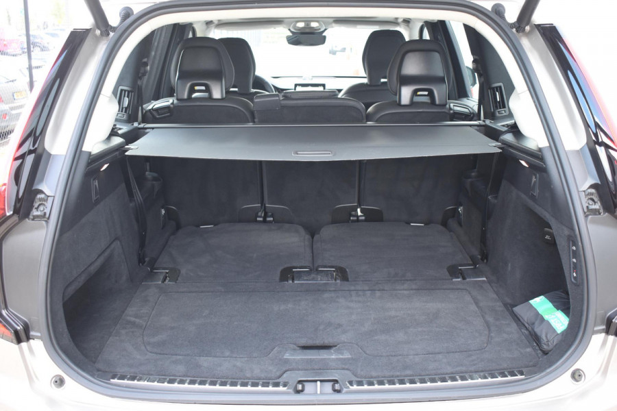 Volvo XC90 T8 455PK Plug-in hybrid AWD Ultra Dark / Bowers & Wilkins / Luchtvering / Head-Up Display / 360 Camera / Massagestoelen / Elektrisch bedienbare stoelen met geheugen / Stoelventilatie / Nappaleder / Elektrisch uitklapbare trekhaak / Gelamineerde ruiten