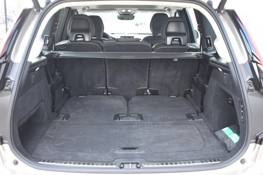 Volvo XC90 T8 455PK Plug-in hybrid AWD Ultra Dark / Bowers & Wilkins / Luchtvering / Head-Up Display / 360 Camera / Massagestoelen / Elektrisch bedienbare stoelen met geheugen / Stoelventilatie / Nappaleder / Elektrisch uitklapbare trekhaak / Gelamineerde ruiten