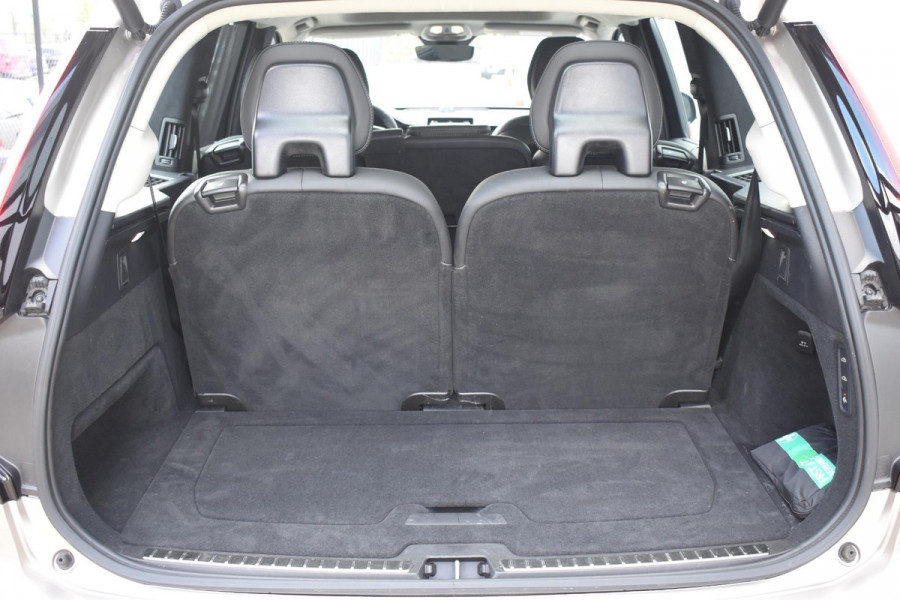 Volvo XC90 T8 455PK Plug-in hybrid AWD Ultra Dark / Bowers & Wilkins / Luchtvering / Head-Up Display / 360 Camera / Massagestoelen / Elektrisch bedienbare stoelen met geheugen / Stoelventilatie / Nappaleder / Elektrisch uitklapbare trekhaak / Gelamineerde ruiten