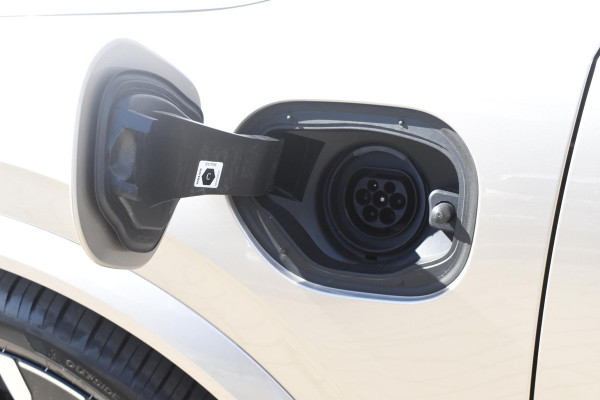Volvo XC90 T8 455PK Plug-in hybrid AWD Ultra Dark / Bowers & Wilkins / Luchtvering / Head-Up Display / 360 Camera / Massagestoelen / Elektrisch bedienbare stoelen met geheugen / Stoelventilatie / Nappaleder / Elektrisch uitklapbare trekhaak / Gelamineerde ruiten