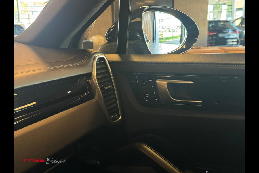 Porsche Cayenne Coupé 3.0 / Sport chrono / HUD / Sportuitlaat / Bose / Trekhaak / Memory / Stoelventilatie / Pano