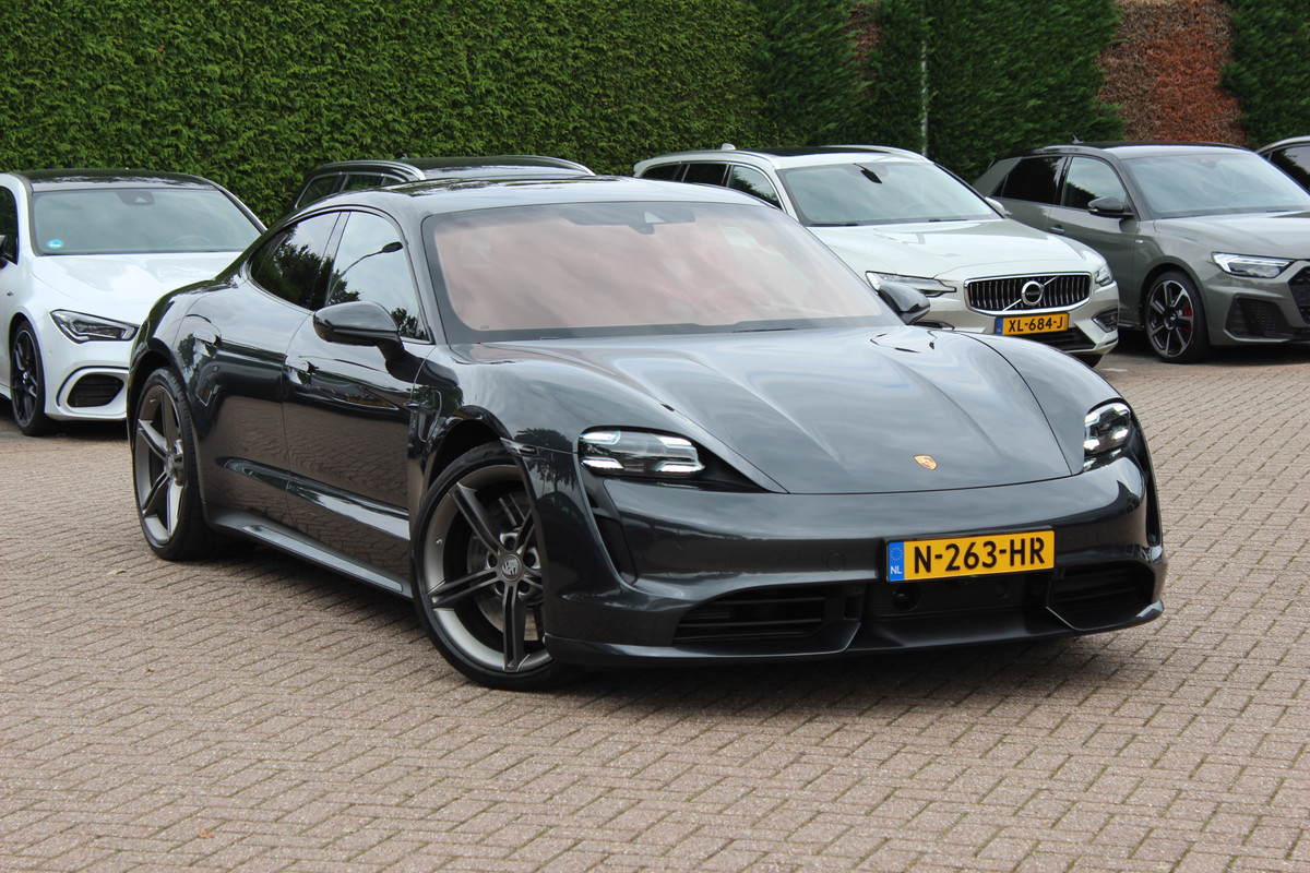 Porsche Taycan Turbo 93 kWh / SoH 92,8% / 360Camera / Passenger Display / Achterasbesturing / Luchtvering / Nachtzicht / 20'' / Keyless / Bose / Sportchrono / Matrix LED / Ventilatie+Verwarmd / Dodehoek / DAB / ACC