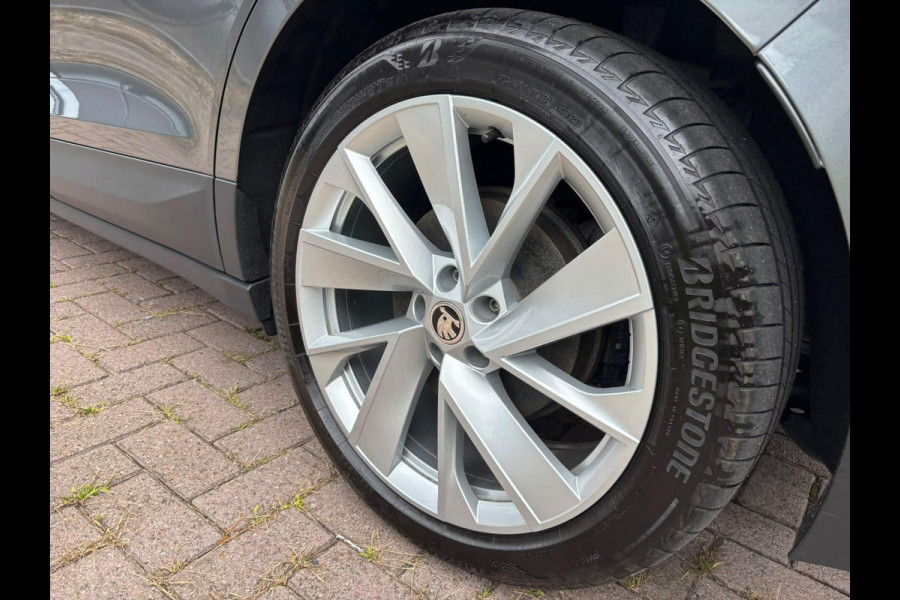 Škoda ENYAQ iV Business Edition 80 Design Selection Suite 204PK | SOH 94% | Wegklapbare Trekhaak | Warmtepomp | Navigatie | 360-Graden Camera | 20" LMV | Elektr. Klep