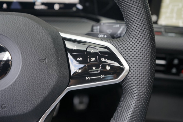 Volkswagen Golf 8 VIII 1.5 eTSI R-Line AUTOMAAT BLACK STYLE|ACC|CAMERA|HARMAN KARDON|HEADUP|IQ LIGHT|KEYLESS|MODE|PANORAMA
