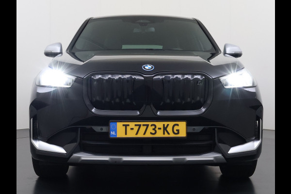 BMW iX1 xDrive30 313PK 4WD M-Pack Leer Harman/Kardon®-Audio Launch Edition SOH 100% Android Auto Apple Carplay Camera Adaptief onderstel AWD Live Cockpit Plus Privacy Glas Led Elek.Achterklep Lmv 19" Isofix DAB Origineel Nederlandse Auto