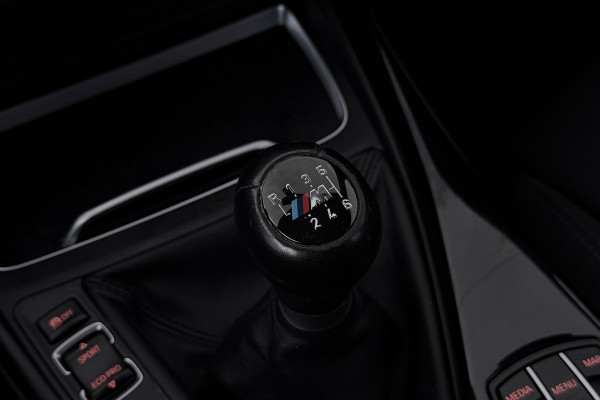 BMW 1-serie 118i Executive (NAVIGATIE, CAMERE, SPORTSTOELEN, PARKEERSENSOREN)