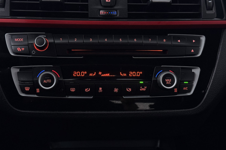 BMW 1-serie 118i Executive (NAVIGATIE, CAMERE, SPORTSTOELEN, PARKEERSENSOREN)
