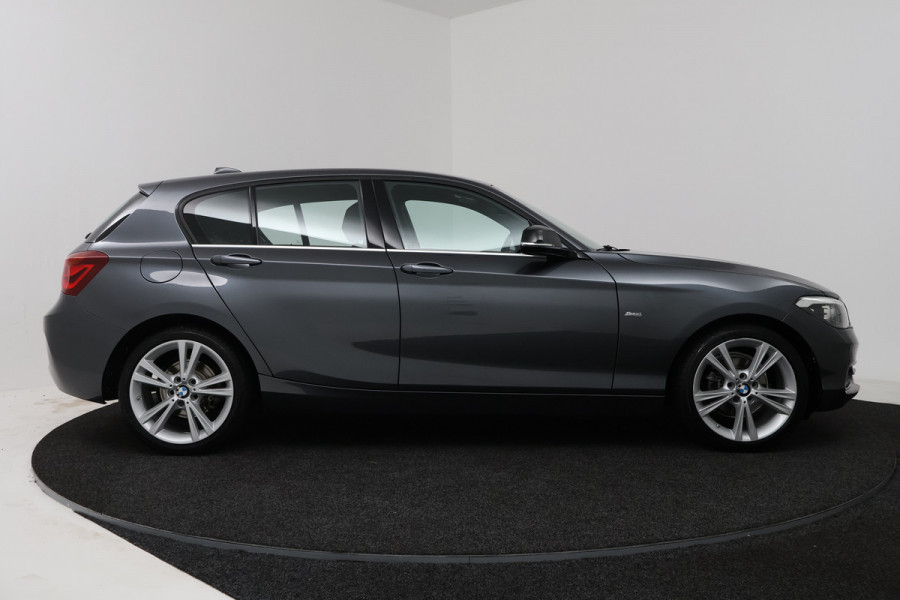 BMW 1-serie 118i Executive (NAVIGATIE, CAMERE, SPORTSTOELEN, PARKEERSENSOREN)