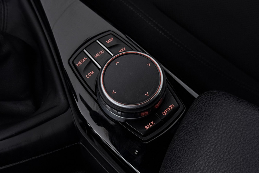 BMW 1-serie 118i Executive (NAVIGATIE, CAMERE, SPORTSTOELEN, PARKEERSENSOREN)