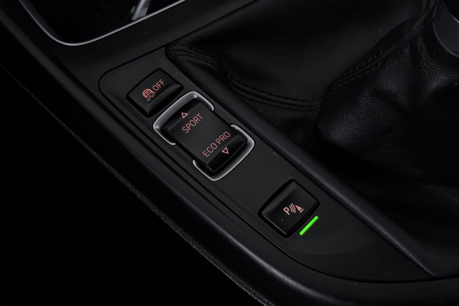 BMW 1-serie 118i Executive (NAVIGATIE, CAMERE, SPORTSTOELEN, PARKEERSENSOREN)