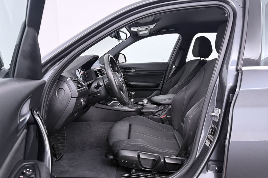 BMW 1-serie 118i Executive (NAVIGATIE, CAMERE, SPORTSTOELEN, PARKEERSENSOREN)