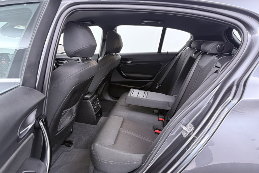 BMW 1-serie 118i Executive (NAVIGATIE, CAMERE, SPORTSTOELEN, PARKEERSENSOREN)