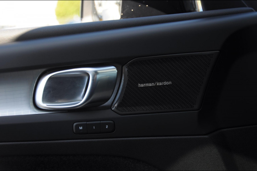 Volvo XC40 T4 211PK Plug-in hybrid Plus Dark / Panoramadak / Elektrische stoelen / Harman Kardon audio / cruise control / Parkeersensoren met camera / Elektrische achterklep / Stoel - en stuurwielverwarming