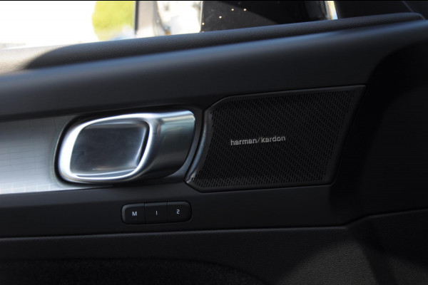 Volvo XC40 T4 211PK Plug-in hybrid Plus Dark / Panoramadak / Elektrische stoelen / Harman Kardon audio / cruise control / Parkeersensoren met camera / Elektrische achterklep / Stoel - en stuurwielverwarming