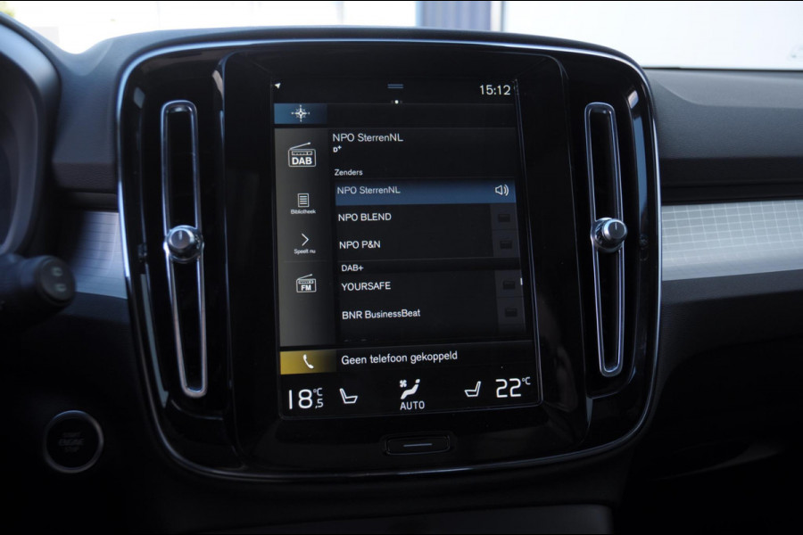 Volvo XC40 T4 211PK Plug-in hybrid Plus Dark / Panoramadak / Elektrische stoelen / Harman Kardon audio / cruise control / Parkeersensoren met camera / Elektrische achterklep / Stoel - en stuurwielverwarming