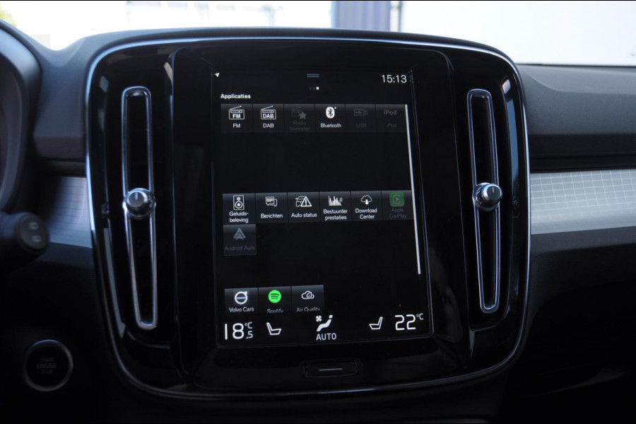 Volvo XC40 T4 211PK Plug-in hybrid Plus Dark / Panoramadak / Elektrische stoelen / Harman Kardon audio / cruise control / Parkeersensoren met camera / Elektrische achterklep / Stoel - en stuurwielverwarming