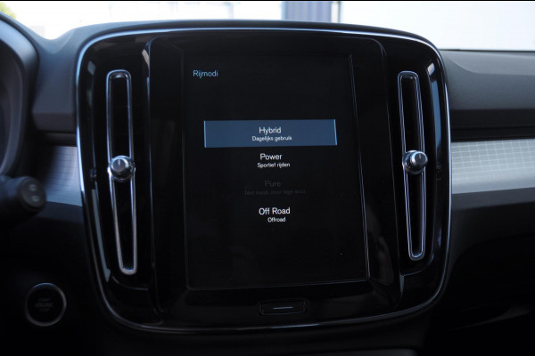 Volvo XC40 T4 211PK Plug-in hybrid Plus Dark / Panoramadak / Elektrische stoelen / Harman Kardon audio / cruise control / Parkeersensoren met camera / Elektrische achterklep / Stoel - en stuurwielverwarming