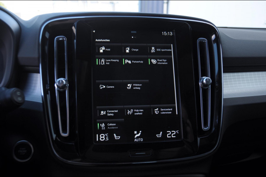 Volvo XC40 T4 211PK Plug-in hybrid Plus Dark / Panoramadak / Elektrische stoelen / Harman Kardon audio / cruise control / Parkeersensoren met camera / Elektrische achterklep / Stoel - en stuurwielverwarming