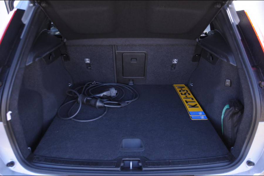 Volvo XC40 T4 211PK Plug-in hybrid Plus Dark / Panoramadak / Elektrische stoelen / Harman Kardon audio / cruise control / Parkeersensoren met camera / Elektrische achterklep / Stoel - en stuurwielverwarming