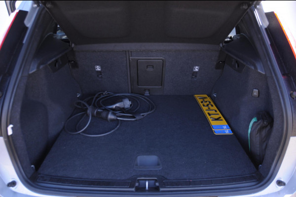 Volvo XC40 T4 211PK Plug-in hybrid Plus Dark / Panoramadak / Elektrische stoelen / Harman Kardon audio / cruise control / Parkeersensoren met camera / Elektrische achterklep / Stoel - en stuurwielverwarming
