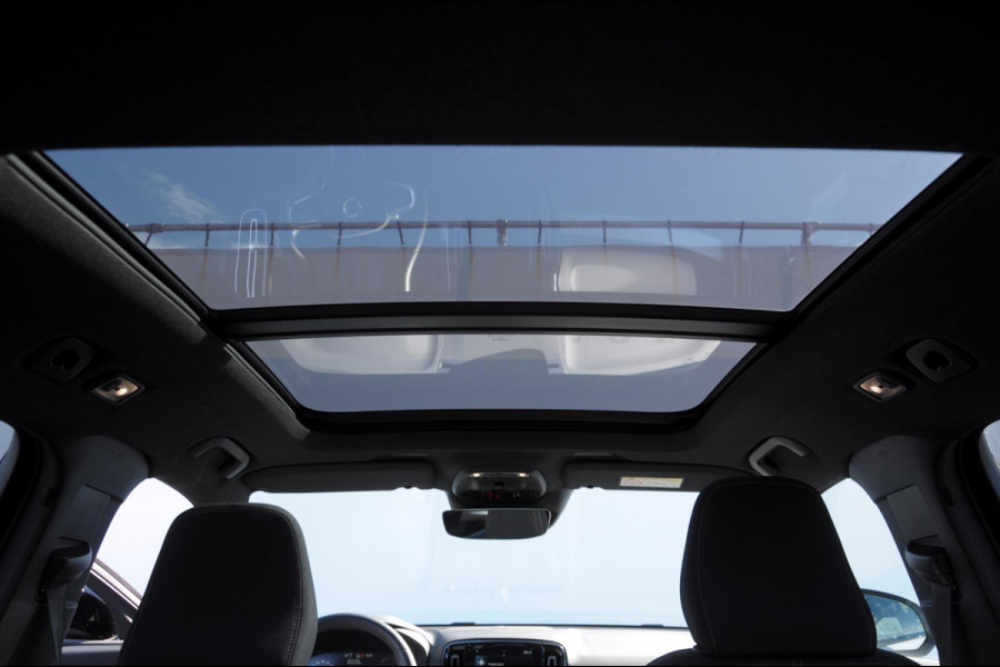 Volvo XC40 T4 211PK Plug-in hybrid Plus Dark / Panoramadak / Elektrische stoelen / Harman Kardon audio / cruise control / Parkeersensoren met camera / Elektrische achterklep / Stoel - en stuurwielverwarming