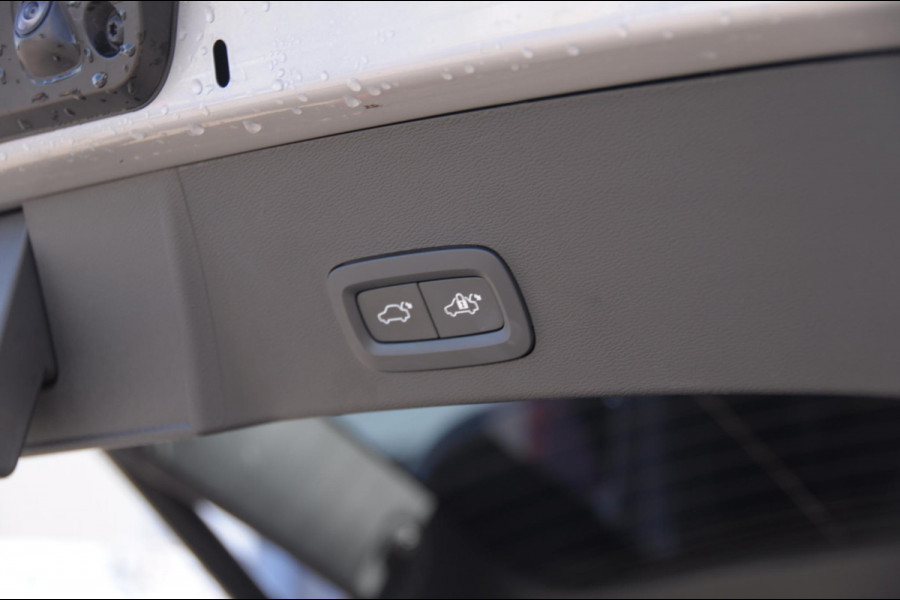 Volvo XC40 T4 211PK Plug-in hybrid Plus Dark / Panoramadak / Elektrische stoelen / Harman Kardon audio / cruise control / Parkeersensoren met camera / Elektrische achterklep / Stoel - en stuurwielverwarming