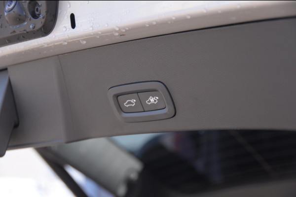 Volvo XC40 T4 211PK Plug-in hybrid Plus Dark / Panoramadak / Elektrische stoelen / Harman Kardon audio / cruise control / Parkeersensoren met camera / Elektrische achterklep / Stoel - en stuurwielverwarming