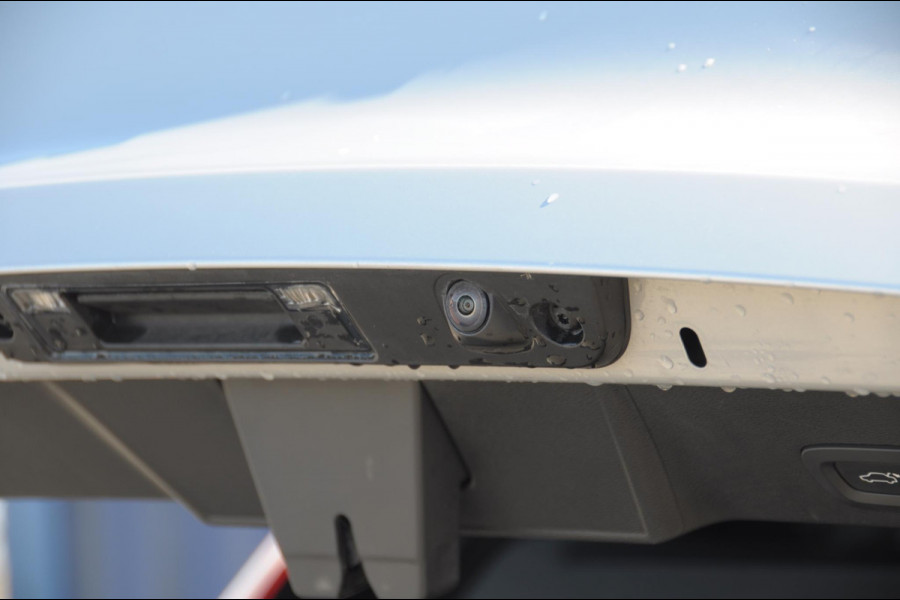 Volvo XC40 T4 211PK Plug-in hybrid Plus Dark / Panoramadak / Elektrische stoelen / Harman Kardon audio / cruise control / Parkeersensoren met camera / Elektrische achterklep / Stoel - en stuurwielverwarming