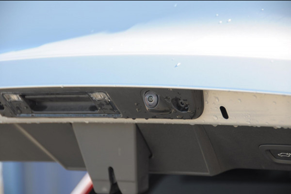 Volvo XC40 T4 211PK Plug-in hybrid Plus Dark / Panoramadak / Elektrische stoelen / Harman Kardon audio / cruise control / Parkeersensoren met camera / Elektrische achterklep / Stoel - en stuurwielverwarming