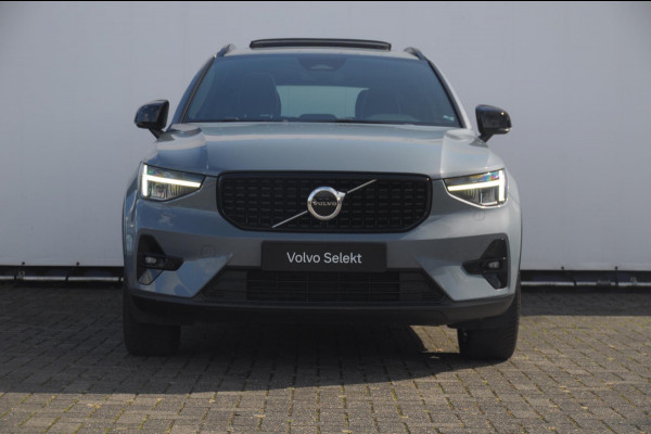 Volvo XC40 B3 177PK Automaat Plus Dark / Panoramadak / Elektrische stoelen / Harman Kardon audio / BLIS / Adaptieve cruise control / Parkeersensoren met camera / Elektrische achterklep / Stoel - en stuurwielverwarming