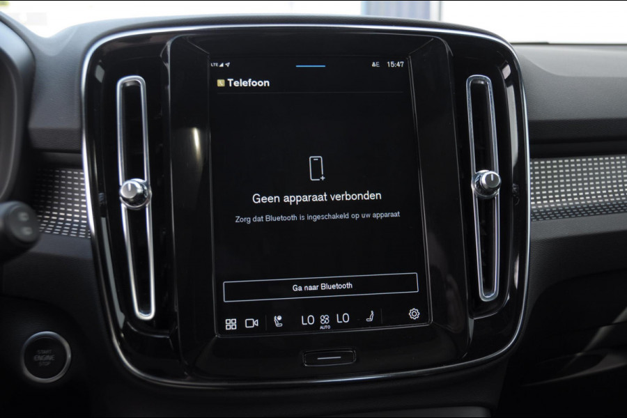 Volvo XC40 B3 177PK Automaat Plus Dark / Panoramadak / Elektrische stoelen / Harman Kardon audio / BLIS / Adaptieve cruise control / Parkeersensoren met camera / Elektrische achterklep / Stoel - en stuurwielverwarming