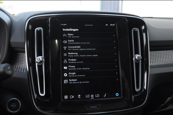 Volvo XC40 B3 177PK Automaat Plus Dark / Panoramadak / Elektrische stoelen / Harman Kardon audio / BLIS / Adaptieve cruise control / Parkeersensoren met camera / Elektrische achterklep / Stoel - en stuurwielverwarming