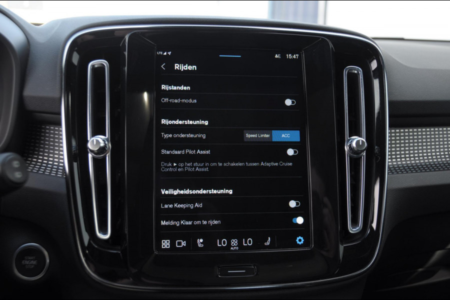 Volvo XC40 B3 177PK Automaat Plus Dark / Panoramadak / Elektrische stoelen / Harman Kardon audio / BLIS / Adaptieve cruise control / Parkeersensoren met camera / Elektrische achterklep / Stoel - en stuurwielverwarming