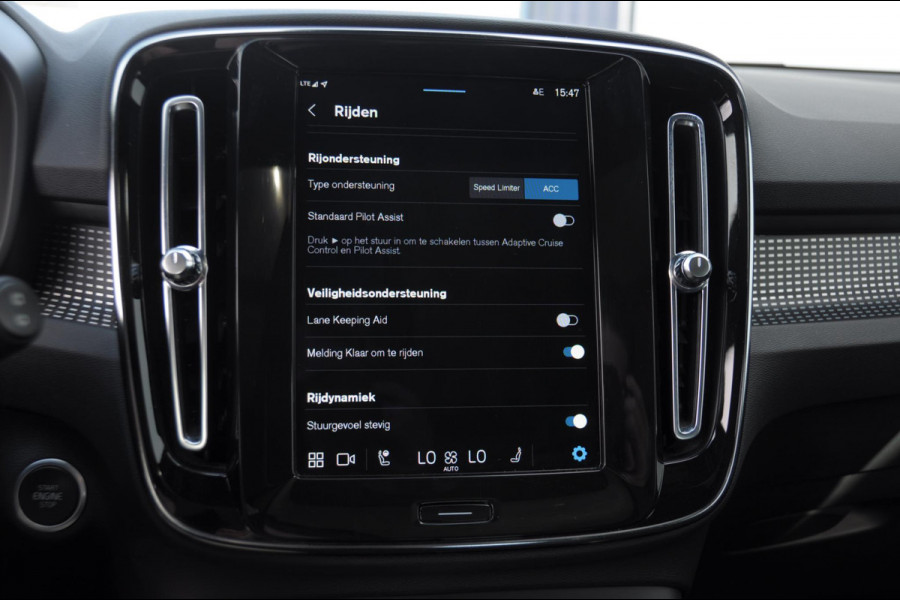 Volvo XC40 B3 177PK Automaat Plus Dark / Panoramadak / Elektrische stoelen / Harman Kardon audio / BLIS / Adaptieve cruise control / Parkeersensoren met camera / Elektrische achterklep / Stoel - en stuurwielverwarming