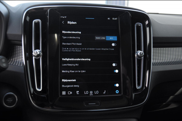 Volvo XC40 B3 177PK Automaat Plus Dark / Panoramadak / Elektrische stoelen / Harman Kardon audio / BLIS / Adaptieve cruise control / Parkeersensoren met camera / Elektrische achterklep / Stoel - en stuurwielverwarming
