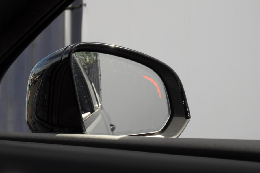 Volvo XC40 B3 177PK Automaat Plus Dark / Panoramadak / Elektrische stoelen / Harman Kardon audio / BLIS / Adaptieve cruise control / Parkeersensoren met camera / Elektrische achterklep / Stoel - en stuurwielverwarming