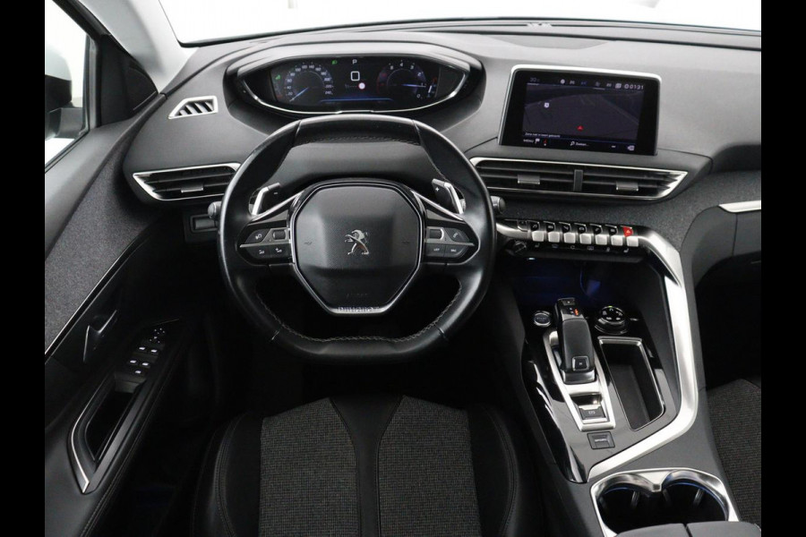 Peugeot 5008 1.2 PureTech Allure | 7p | Trekhaak | Carplay | Camera | Elektrische kofferbak | Cruise control | Navigatie | Stoelverwarming | LED | Sfeerverlichting | Automaat | Half leer